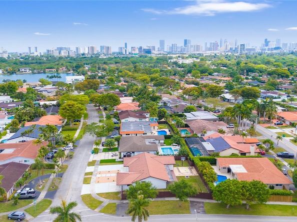 2010 NE 208th St, Miami FL 33179