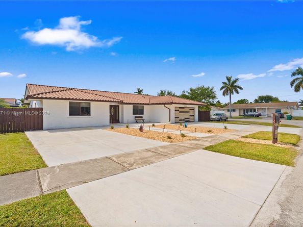 2010 NE 208th St, Miami FL 33179