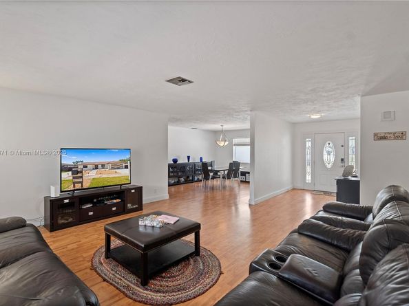 2010 NE 208th St, Miami FL 33179