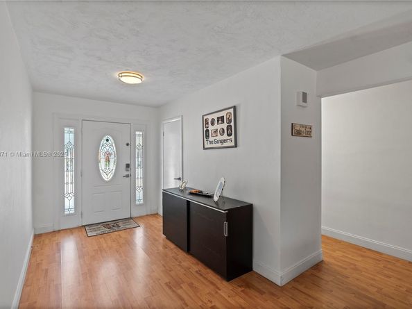 2010 NE 208th St, Miami FL 33179