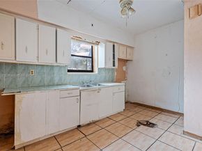 350 NW 45th St, Miami FL 33127