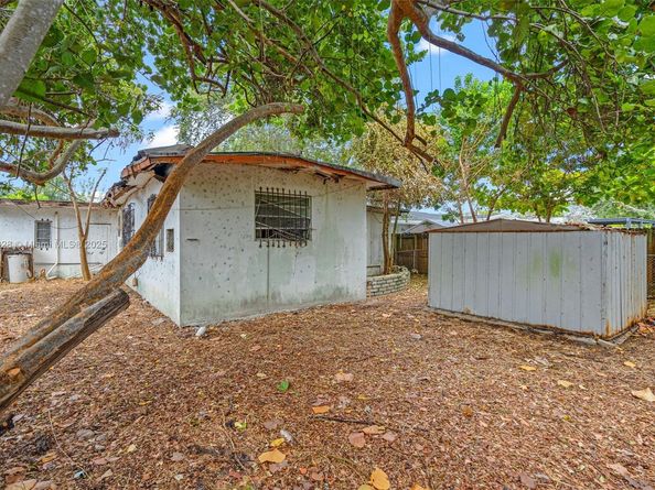 350 NW 45th St, Miami FL 33127