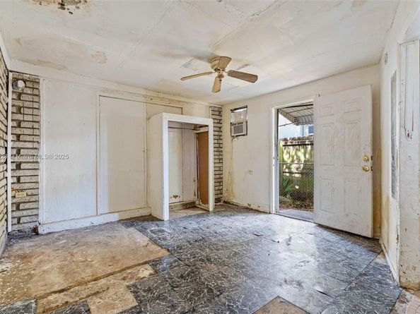 350 NW 45th St, Miami FL 33127