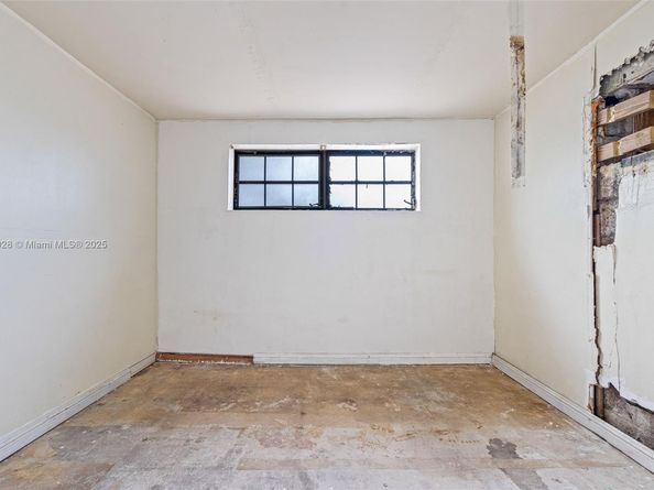 350 NW 45th St, Miami FL 33127