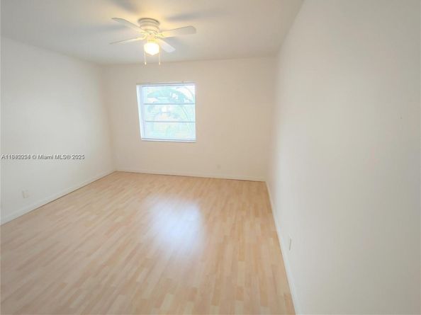 3000 NE 16th Ave 209, Oakland Park FL 33334