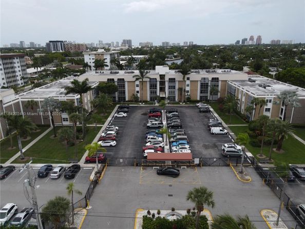3000 NE 16th Ave 209, Oakland Park FL 33334