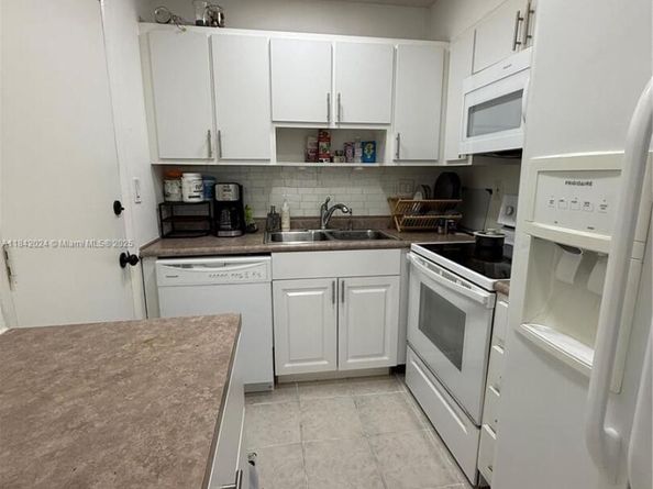 3000 NE 16th Ave 209, Oakland Park FL 33334