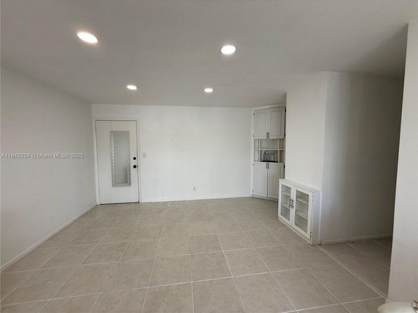 3000 NE 16th Ave 209, Oakland Park FL 33334