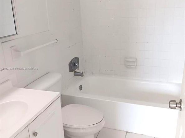 1830 Dixieanna St 503, Hollywood FL 33020
