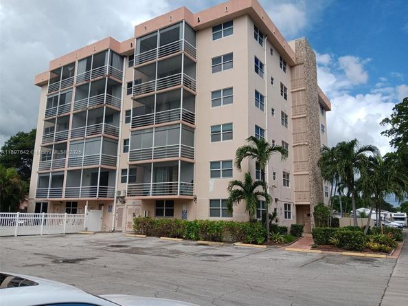 1830 Dixieanna St 503, Hollywood FL 33020