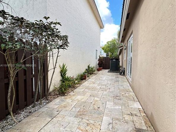 10772 NW 71st St, Doral FL 33178