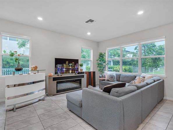 4754 Eucalyptus Dr, Hollywood FL 33021