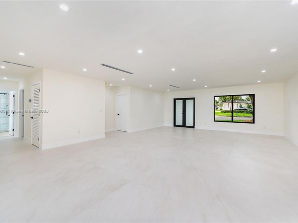 7101 E Troon Cir, Miami Lakes FL 33014