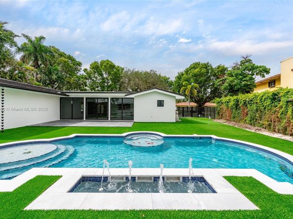 7101 E Troon Cir, Miami Lakes FL 33014
