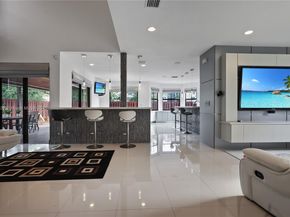 10040 NW 10th St, Miami FL 33172