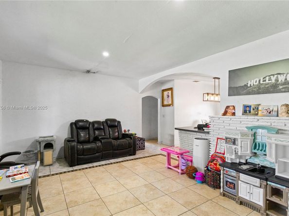 5724 Mckinley St, Hollywood FL 33021
