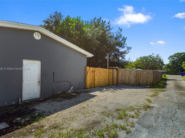 5724 Mckinley St, Hollywood FL 33021