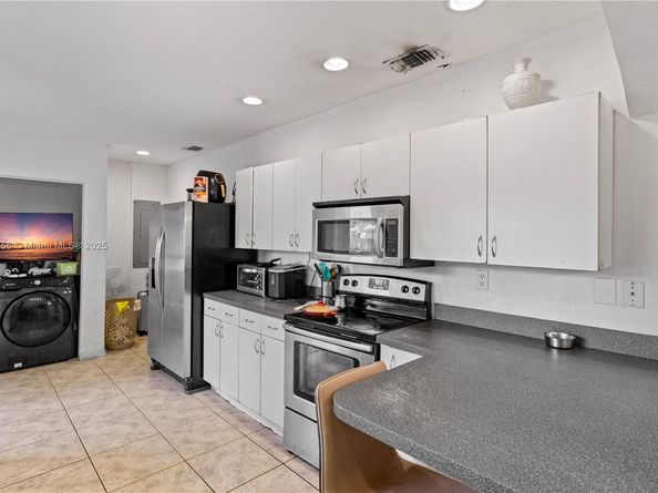 5724 Mckinley St, Hollywood FL 33021