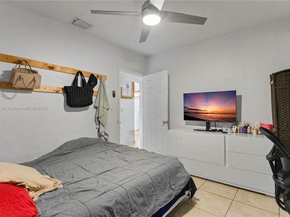 5724 Mckinley St, Hollywood FL 33021