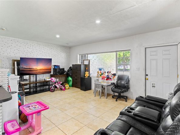 5724 Mckinley St, Hollywood FL 33021