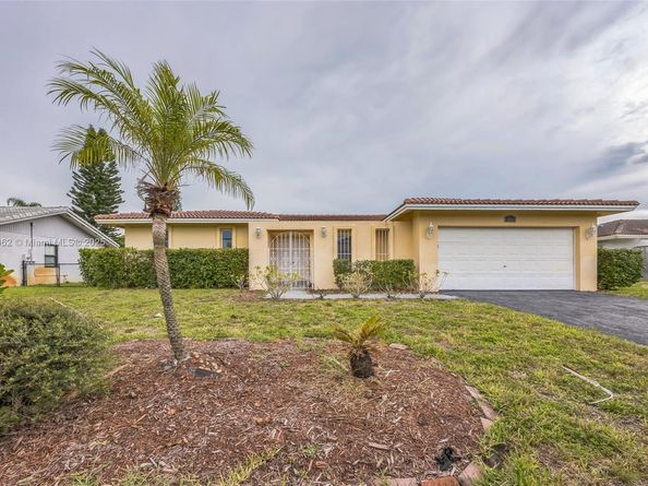 867 Ramblewood Dr, Coral Springs FL 33071