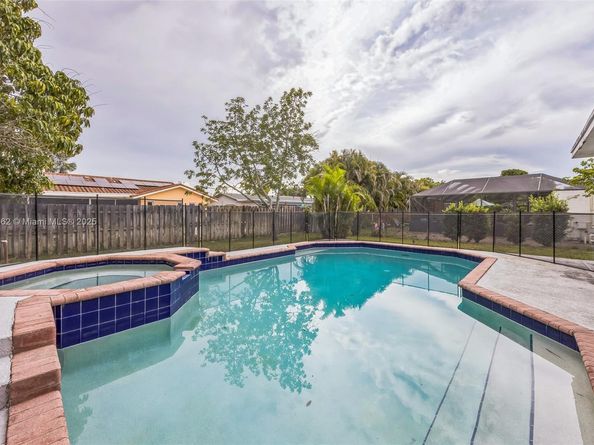 867 Ramblewood Dr, Coral Springs FL 33071