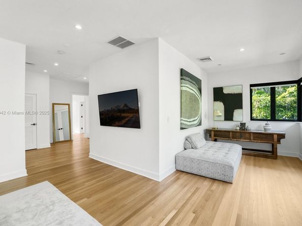 5735 N Bay Rd, Miami Beach FL 33140