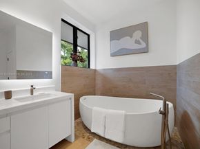 5735 N Bay Rd, Miami Beach FL 33140