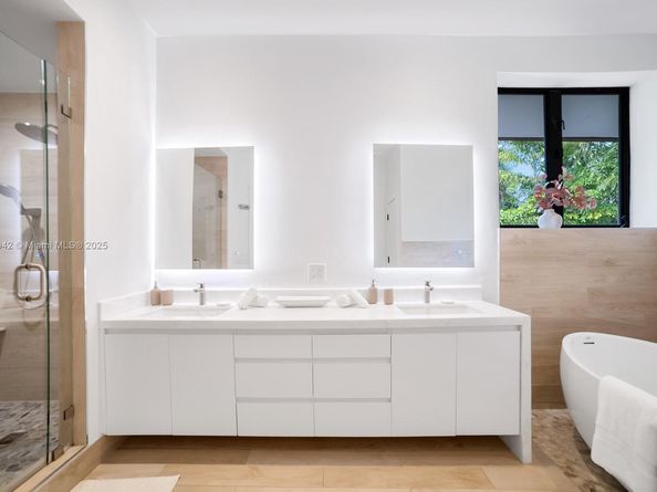 5735 N Bay Rd, Miami Beach FL 33140