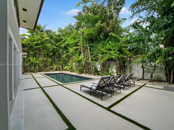 5735 N Bay Rd, Miami Beach FL 33140