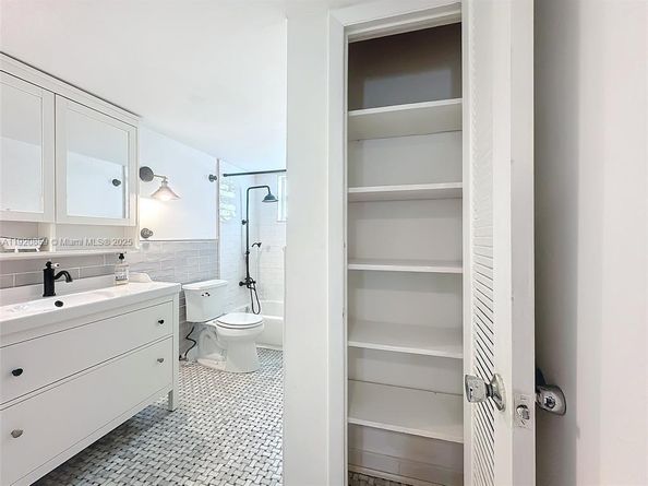 7133 Bay Dr 705, Miami Beach FL 33141