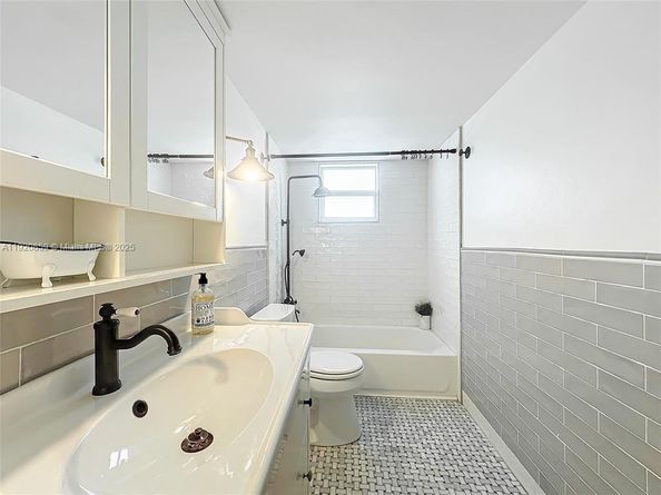 7133 Bay Dr 705, Miami Beach FL 33141