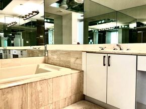 1000 W Island Blvd 712, Aventura FL 33160