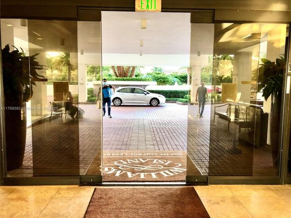 1000 W Island Blvd 712, Aventura FL 33160