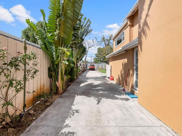 911 E 14th Pl, Hialeah FL 33010