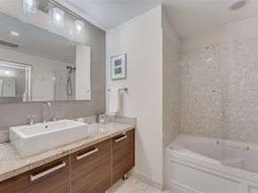 185 SW 7th St 3605, Miami FL 33130