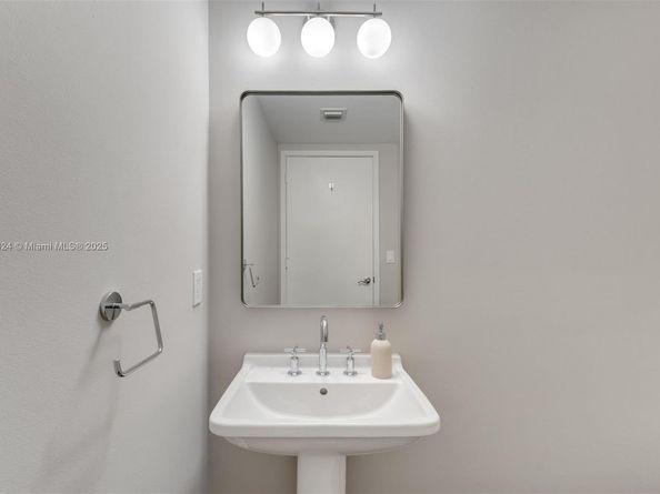 185 SW 7th St 3605, Miami FL 33130