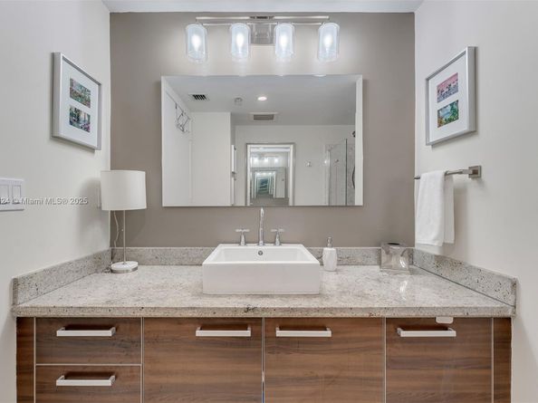 185 SW 7th St 3605, Miami FL 33130