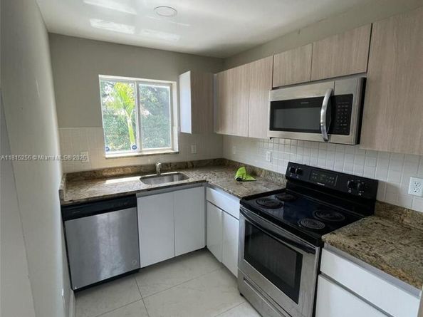 811 NW 3rd Ave, Fort Lauderdale FL 33311