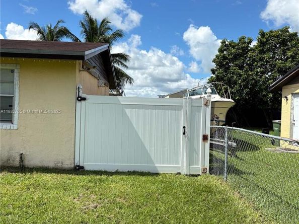 548 SW 16th Ter, Homestead FL 33030