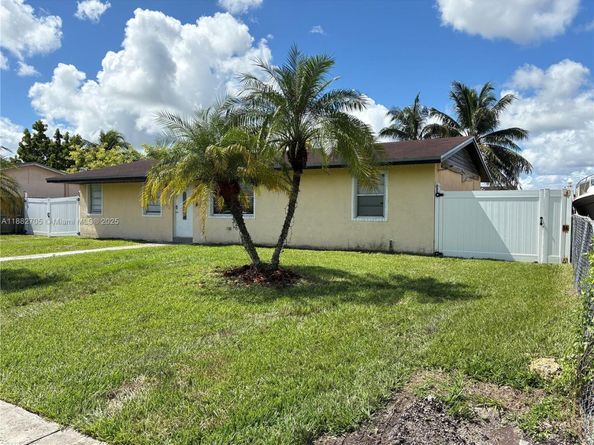 548 SW 16th Ter, Homestead FL 33030