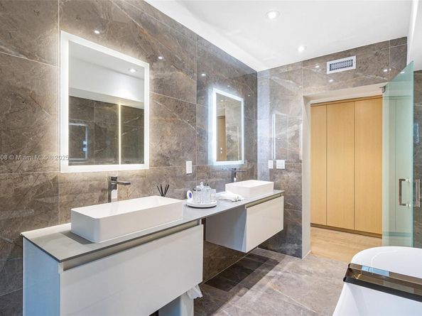 10658 NE 11th Ave, Miami Shores FL 33138