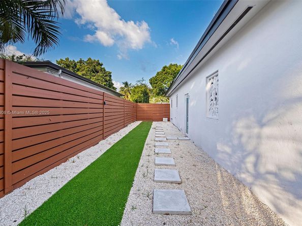 10658 NE 11th Ave, Miami Shores FL 33138