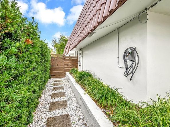 919 N Northlake Dr, Hollywood FL 33019