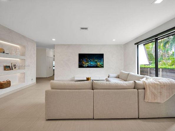 919 N Northlake Dr, Hollywood FL 33019