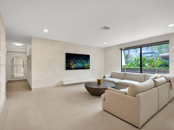 919 N Northlake Dr, Hollywood FL 33019
