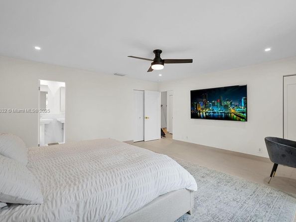 919 N Northlake Dr, Hollywood FL 33019