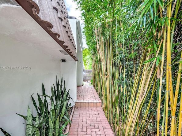 919 N Northlake Dr, Hollywood FL 33019