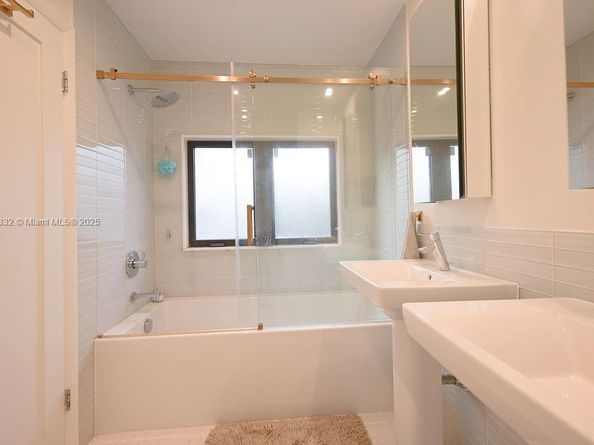 919 N Northlake Dr, Hollywood FL 33019