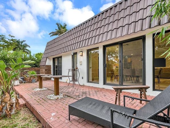 919 N Northlake Dr, Hollywood FL 33019